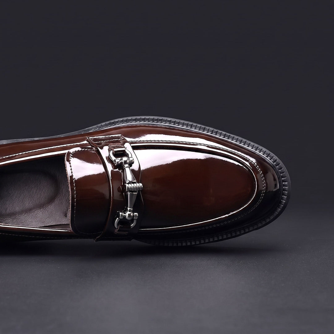 Mocassins Homme en Cuir Verni avec Mors Métallique et Semelle Crantée