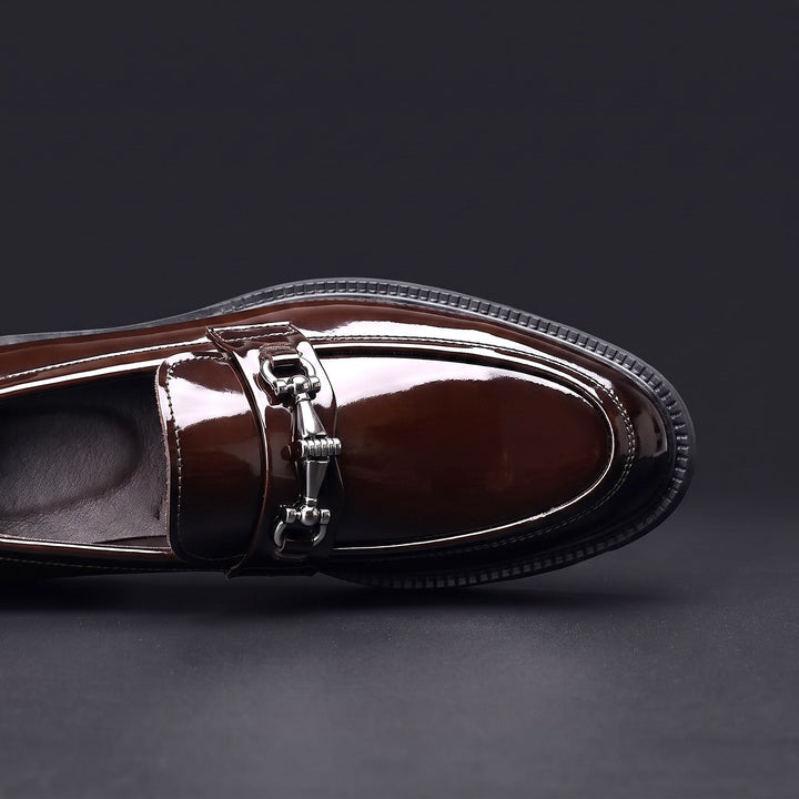 Mocassins Homme en Cuir Verni avec Mors Métallique et Semelle Crantée